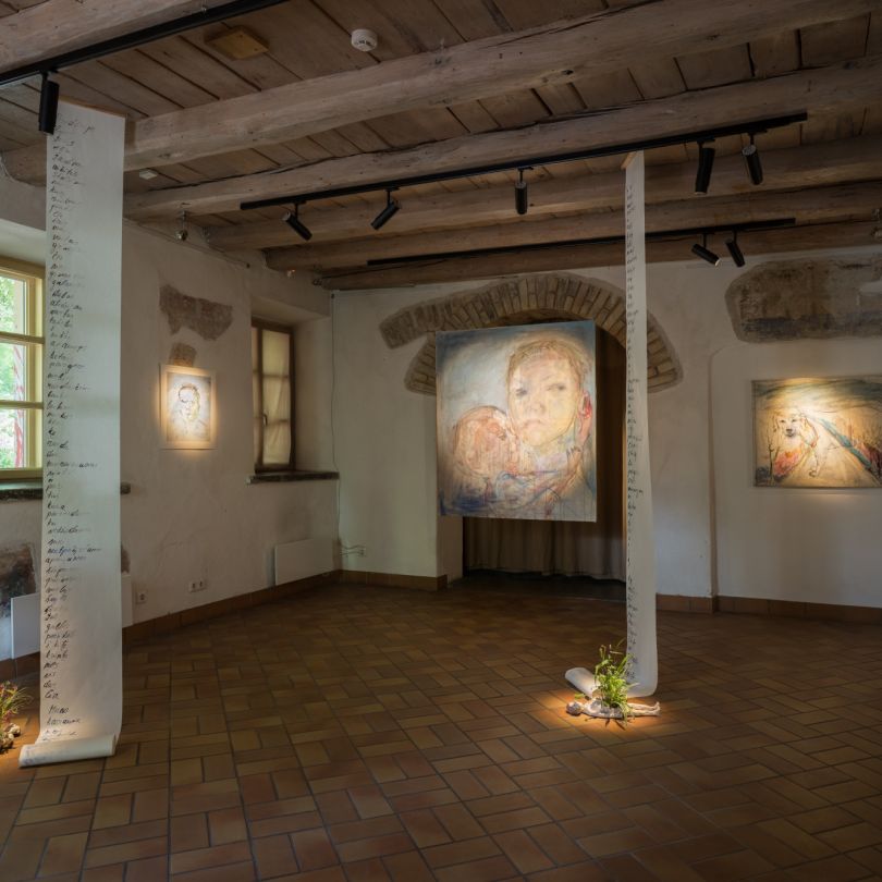 UMI Galerijoje - menininkės Simonos Kirstukaitės-Akulashvili paroda apie motinystę