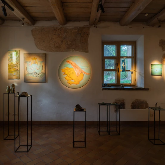 UMI Galerijoje – grupinė paroda „Nukritę į viršų“