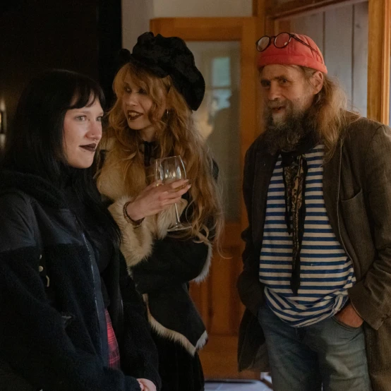 UMI Galerijoje – grupinė paroda „Nukritę į viršų“