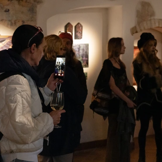 UMI Galerijoje – grupinė paroda „Nukritę į viršų“