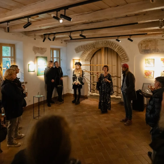 UMI Galerijoje – grupinė paroda „Nukritę į viršų“